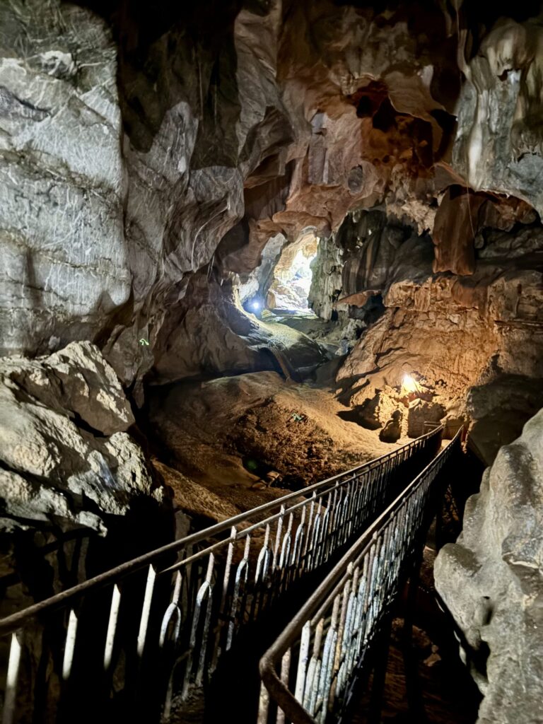 Tauchen in Phuket – Makro, Wracks & Steilwände erleben 5 Höhle in Phuket Thailand mit Steg, Beleuchtung und beeindruckenden Kalksteinformationen im Tempel der verlorenen Seelen