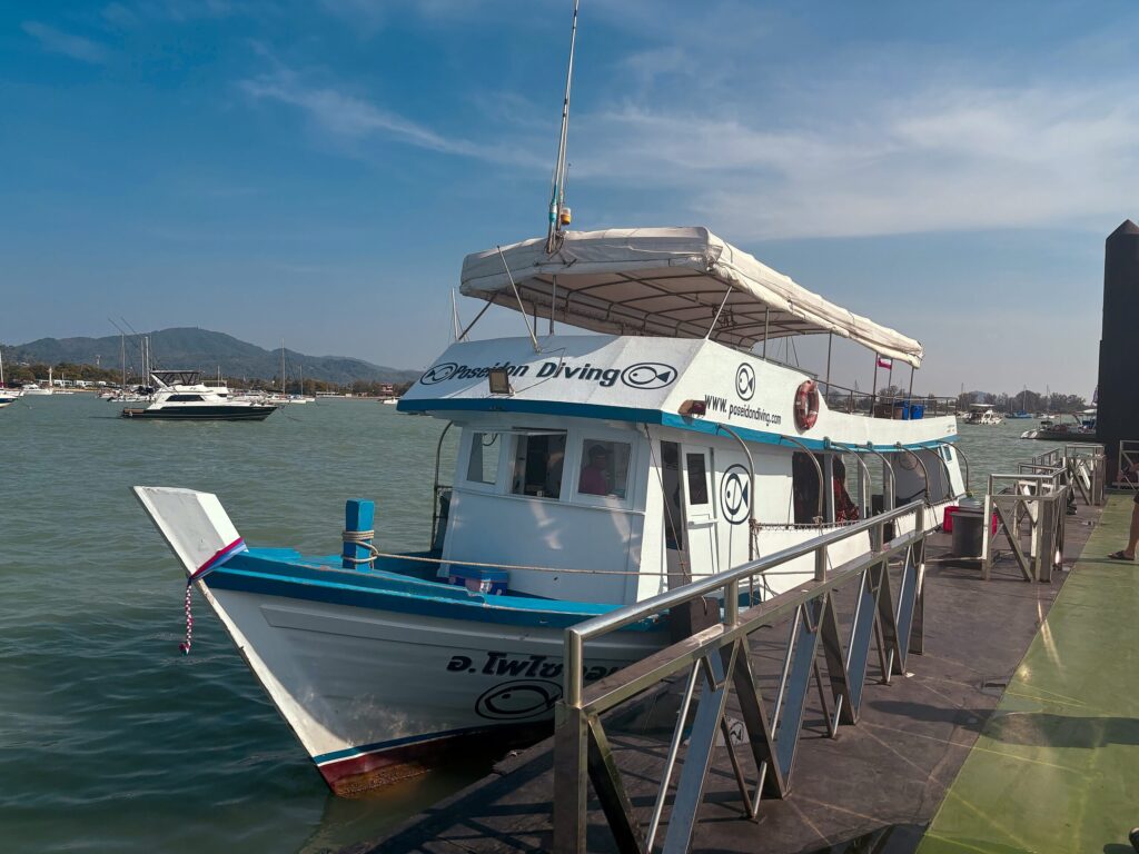 Tauchen in Phuket – Makro, Wracks & Steilwände erleben 4 Tauchboot - Poseidondiving in Rawai (Phuket) an der Pier.