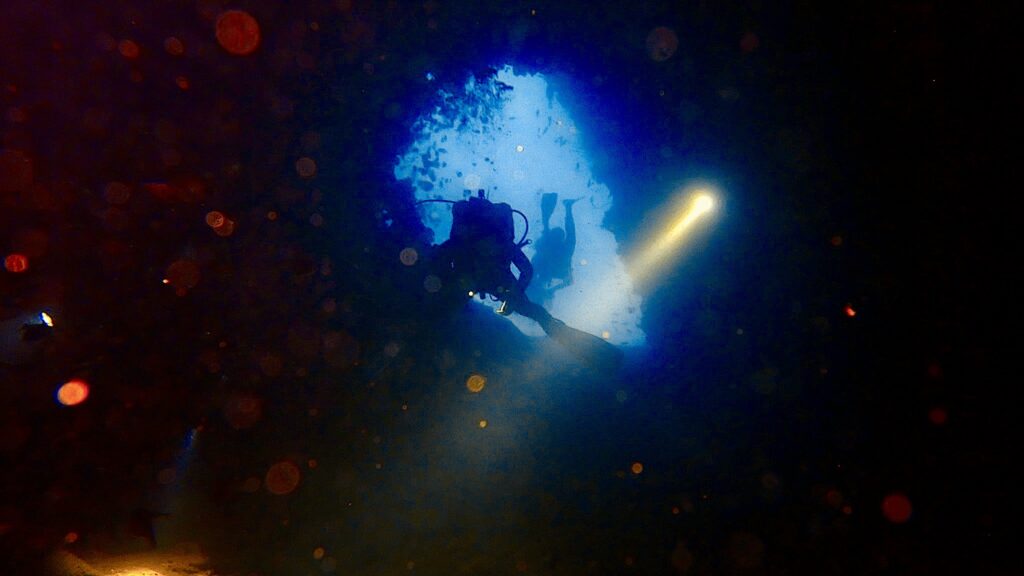 Tauchen in Phuket – Makro, Wracks & Steilwände erleben 8 Lichtspiele Unterwasser - Tauchen in Höhlen und Grotten